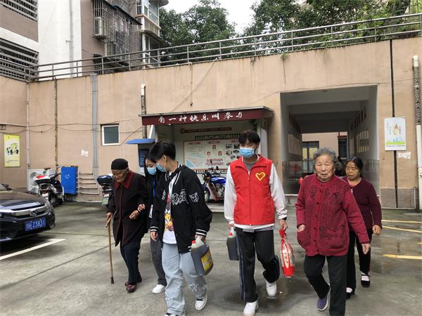 义剪送温暖,重阳暖人心 ——广元职高重阳义剪活动走进芸香社区