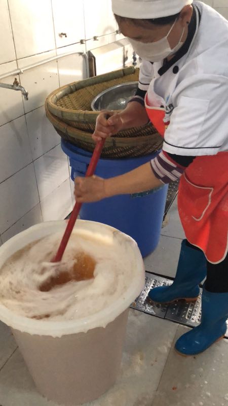 我校开展食堂餐厨垃圾“干湿分离”行动