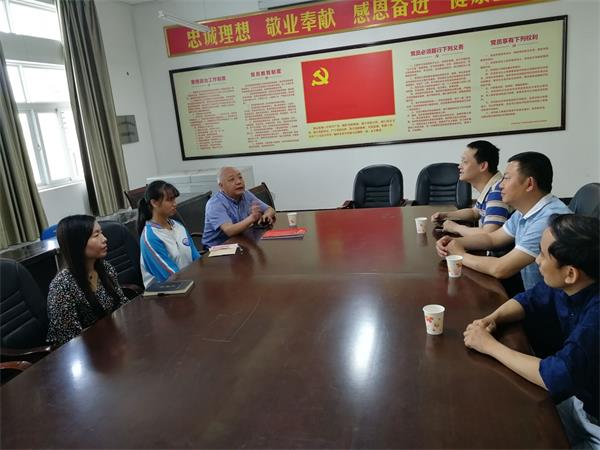 广元市中级人民法院何院长一行来校看望精准扶贫对象