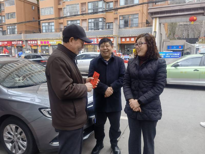 新春慰问送关怀,岁寒情深暖人心 ——广元职高开展春节前走访慰问活动