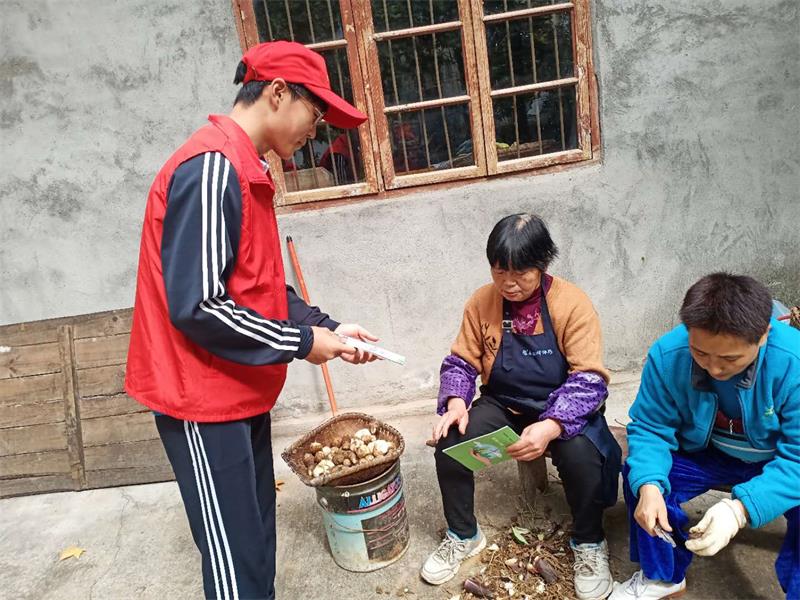 志愿服务进社区 垃圾分类我先行