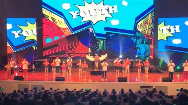我校学生观看“你好.青春”音乐剧暨2019年四川省道德模范故事巡演活动