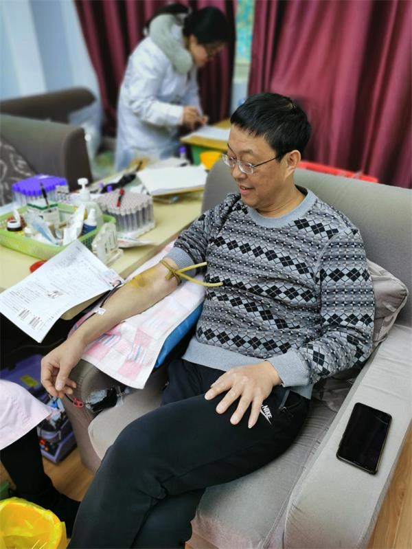 我校师生积极参加无偿献血活动