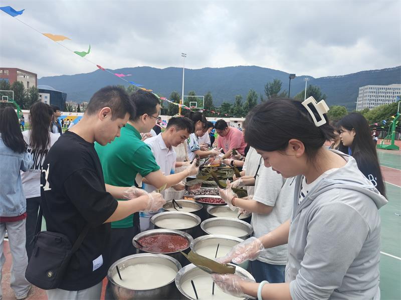 “粽”情端午 “粽”享美食 --广元职高开展第四届端午文化美食节暨包粽子比赛