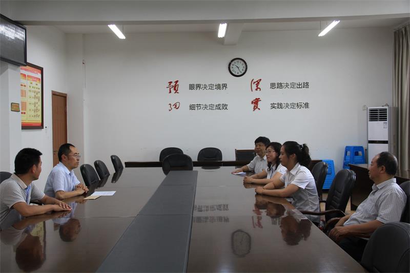 市教育局副局长赖永红慰问广元职高困难党员