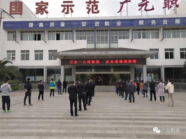 我校开展爱国卫生运动“周末卫生大扫除”党日活动
