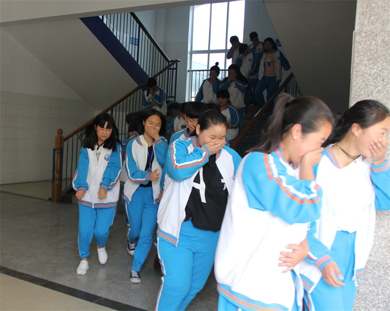 我校举行火灾疏散演练