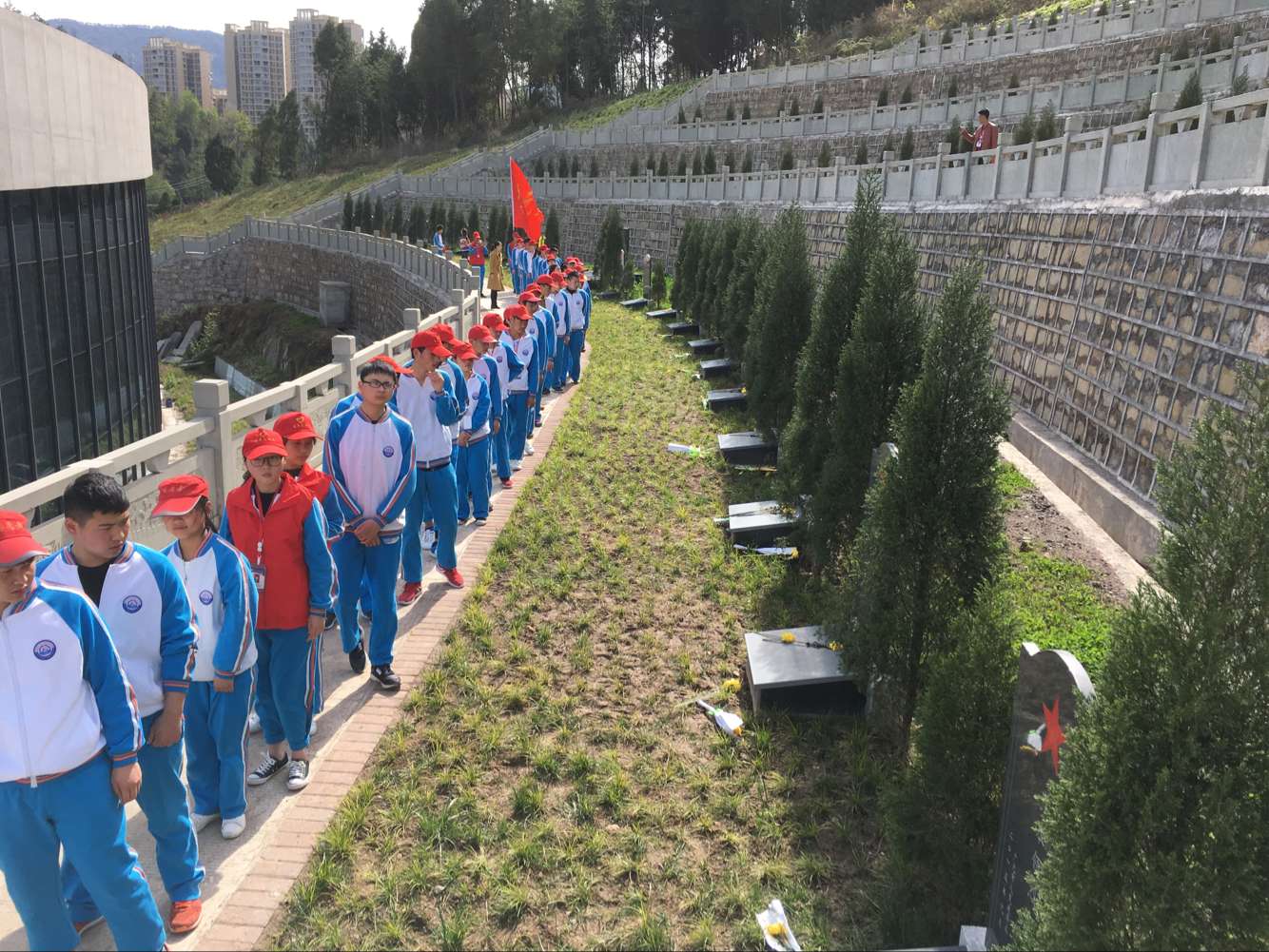市职高举行“祭扫烈士陵园,缅怀革命先烈”教育活动
