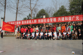 市职高青年志愿者服务他人,乐于自己